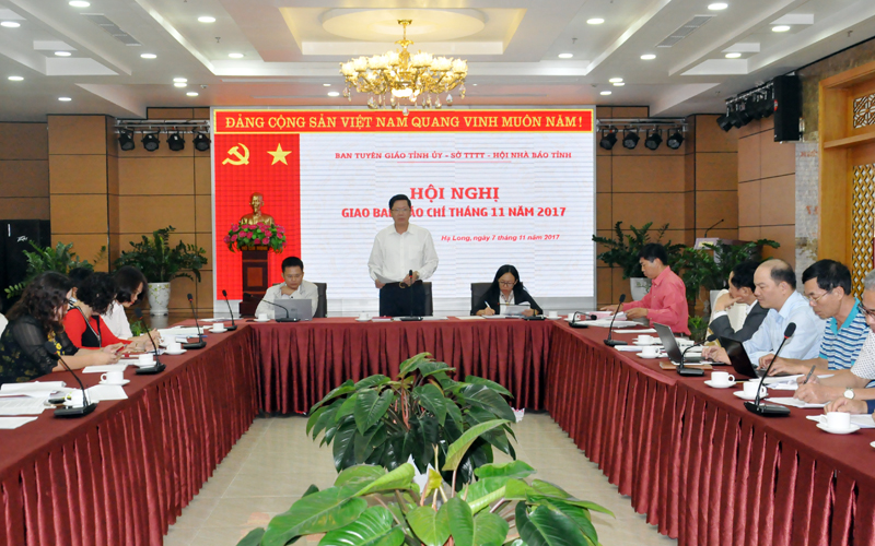 Đồng chí Phạm Hồng Cẩm, Phó Trưởng Ban Thường trực Ban Tuyên giáo Tỉnh ủy phát biểu tại hội nghị 