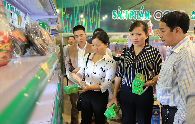 Đoàn công tác tỉnh Sơn La tham quan điểm bán sản phẩm OCOP 