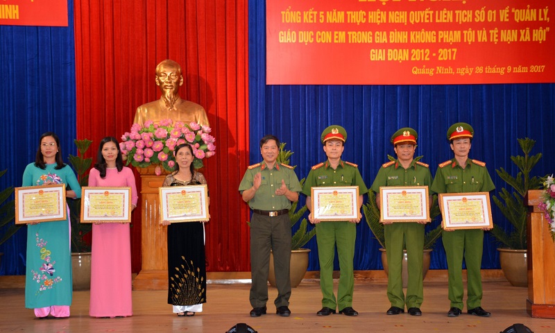 Đại tá Đỗ Văn Lực, Giám đốc Công an tỉnh, trao bằng khen của UBND tỉnh cho các tập thể có thành tích trong thực hiện Nghị quyết liên tịch số 01 giai đoạn 2012-2017.