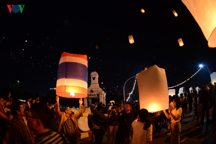   Hàng chục ngàn du khách quốc tế đã đổ về Chiang Mai để tham gia lễ hội độc đáo này. Loy Krathong là lễ hội lớn thứ 2 trong các ngày lễ cổ truyền của Thái Lan sau Tết té nước Song Khran.