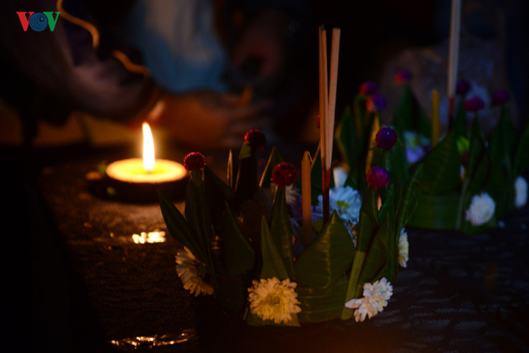   Ngoài thả đèn trời, người dân Thái Lan còn thả các ngọn hoa đăng trôi theo dòng nước.  