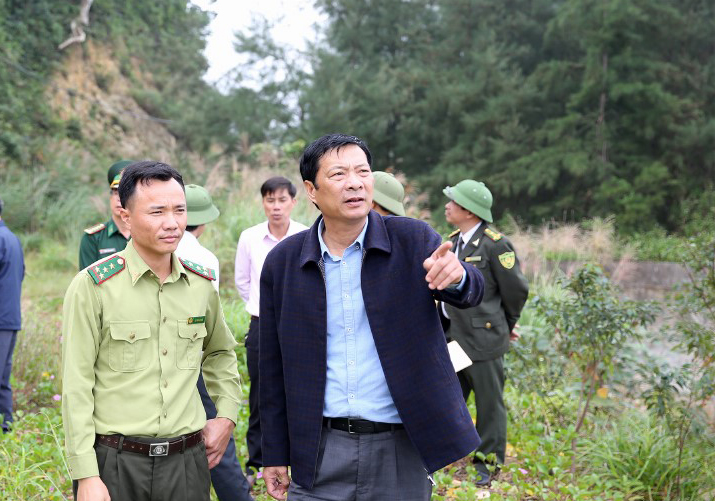 Bí thư Tỉnh ủy Nguyễn Văn Đọc kiểm tra rừng tại khu vực đảo Ba Mùn.