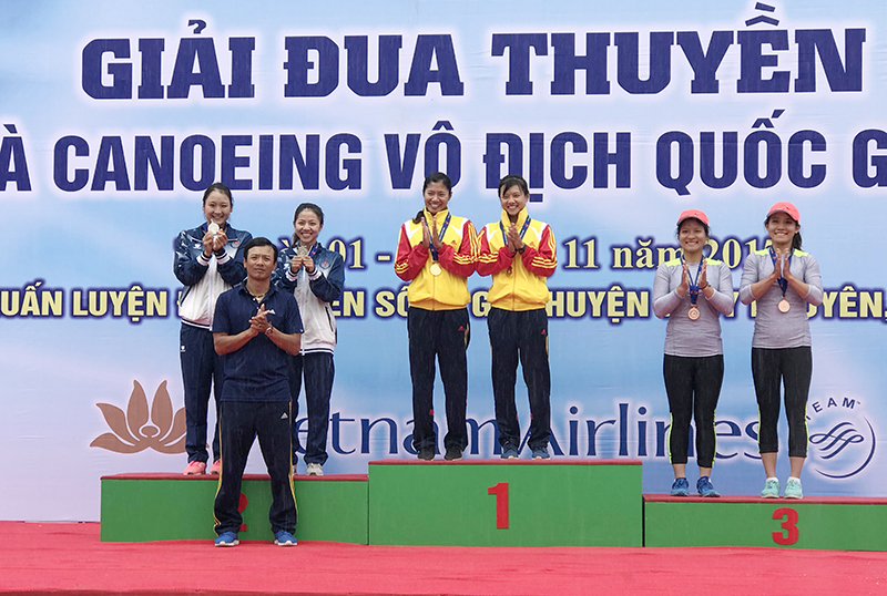 Đội nữ Quảng Ninh thuyền k2 nhận huy chương vàng.