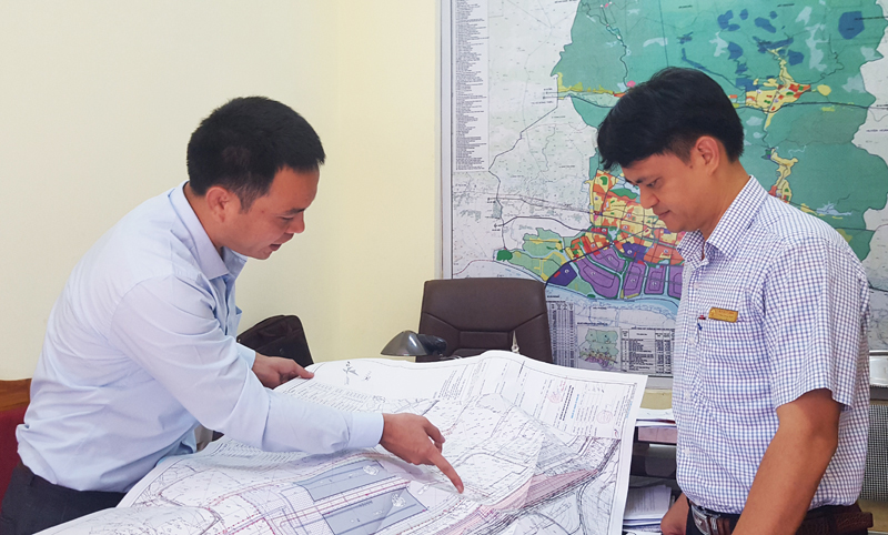 Đại diện Công ty Kho vận Đá Bạc trao đổi với phòng chức năng TP Uông Bí về những bất cập khi triển khai dự án