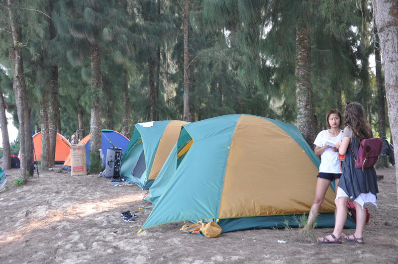 Khách du lịch trải nghiệm bằng lều nghỉ tại bãi biển Đầu Rồng (Cái Chiên)