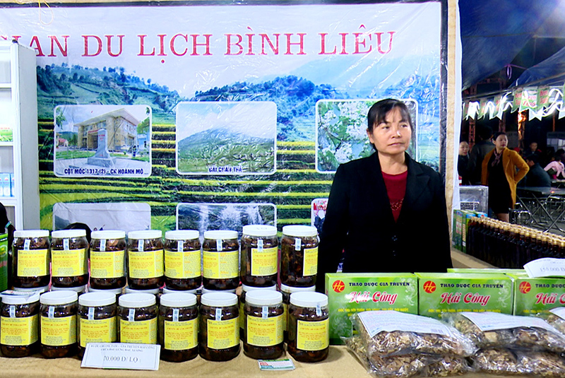 Gian hàng bày bán sản phẩm OCOP của huyện Bình Liêu tại Hội chợ.