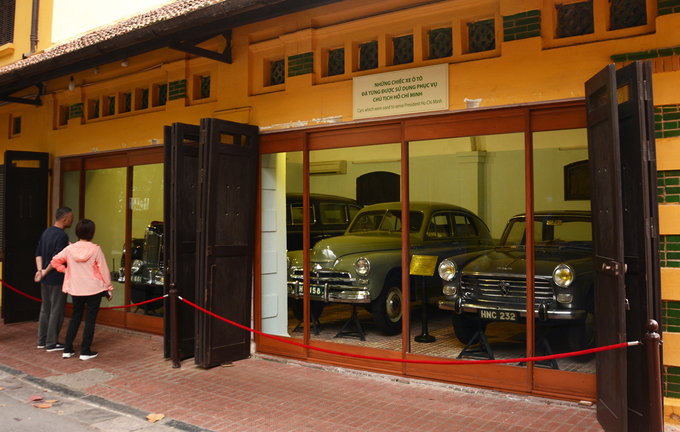 Tại khu di tích còn trưng bày những chiếc xe ôtô đã dùng phục vụ Chủ tịch Hồ Chí Minh trong thời gian Người sống và làm việc ở khu Phủ Chủ tịch. Đây là những chiếc xe do Chính phủ, Đảng Cộng sản Liên Xô và đồng bào Việt kiều ở Tân Đảo (Vanuatu) tặng Chủ tịch.