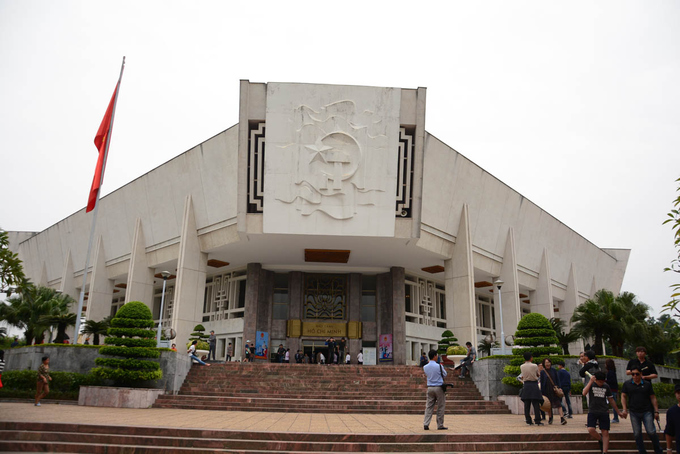 Nằm trong khu di tích còn có bảo tàng Hồ Chí Minh, nơi trưng bày các hiện vật, giới thiệu về cuộc đời, sự nghiệp, tư tưởng Hồ Chí Minh. Bảo tàng mở cửa các ngày trong tuần, trừ thứ hai và chiều thứ 6. Khách nước ngoài tham quan bảo tàng phải mua vé 25.000 đồng.