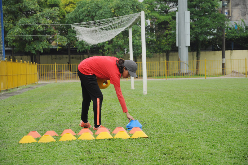 Lê Thị Thương đang chuẩn bị trang thiết bị trước khi bắt tay vào huấn luyện cho các cầu thủ 