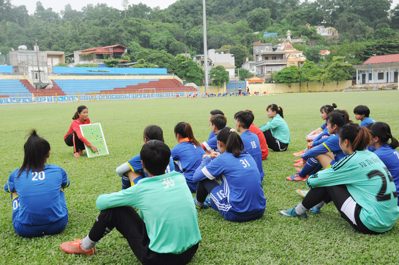 Lê Thị Thương đang hướng dẫn chiến thuật cho các cầu thủ 