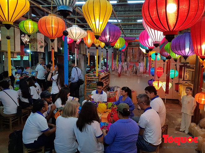 Tại cơ sở sản xuất đèn lồng Hà Linh (đường Trần Nhân Tông, TP Hội An), các nam thanh nữ tú VOF đã được chủ cơ sở và các nhân viên hướng dẫn cho cách làm đèn lồng phố Hội...