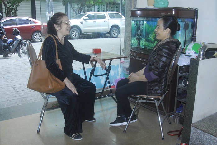 Cán bộ Mặt trận khu 6, phường Bạch Đằng, TP Hạ Long (bên trái) thăm hỏi, nắm tình hình hộ kinh doanh trên địa bàn