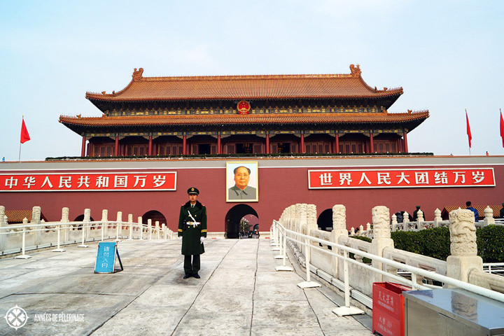   Một cảnh sát Trung Quốc đứng gác ở cổng chính của Tử Cấm Thành. Đối diện với người cảnh sát này là quảng trường Thiên An Môn nổi tiếng. Ảnh: Annees.