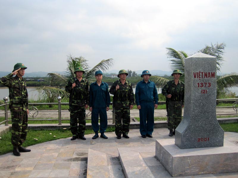 Lực lượng dân quân thường trực phường Hải Hòa (TP Móng Cái) phối hợp tổ chức tuần tra, bảo vệ đường biên, cột mốc trên địa bàn