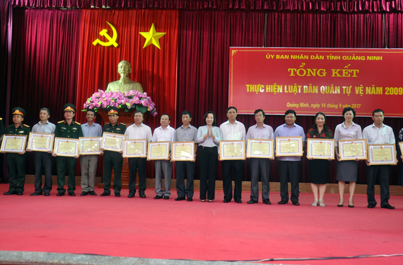 Đồng chí Vũ Thị Thu Thủy, Phó Chủ tịch UBND tỉnh trao Bằng khen của UBND tỉnh cho những tập thể, cá nhân có thành tích xuất sắc trong gần 10 năm thực hiện Luật DQTV