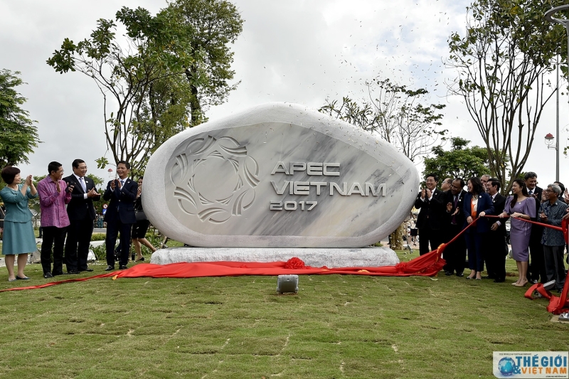 Phó Thủ tướng, Bộ trưởng Ngoại giao Phạm Bình Minh và các đại biểu khai trương Công viên APEC. (Ảnh: Tuấn Anh)