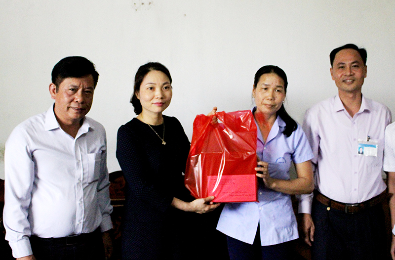 Đoàn đến thăm, tặng quà cho gia đình chị Hà Thị Nhược, giáo viên trường mầm non thị trấn Đầm Hà