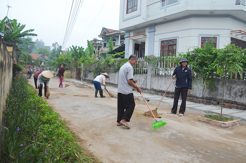 Người dân thôn 12, xã Hiệp Hóa tham gia dọn vệ sinh môi trường trên địa bàn.