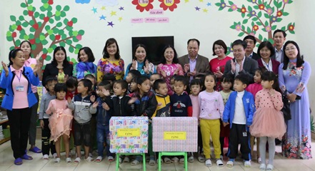 Đoàn công tác đến thăm và tặng quà tại trường Mầm non Cô Tô.