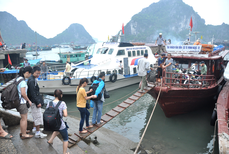 Du khách xuống tàu ra thăm các đảo tại cảng Cái Rồng (Vân Đồn). Ảnh: Trần Minh