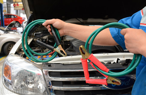 Lái xe nên trang bị sẳn trên xe 2 sợi dây câu bình điện để sử dụng khi gặp sự cố