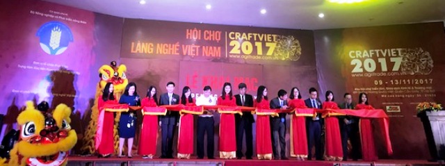 Cắt băng khai mạc Hội chợ Làng nghề Việt Nam 2017 (Ảnh: HNV)