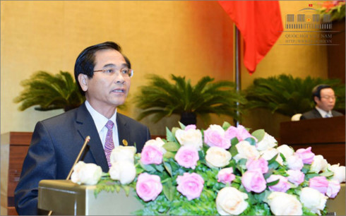 Phó Tổng Thư ký Quốc hội Lê Bộ Lĩnh trình bày dự thảo Nghị quyết về kế hoạch phát triển kinh tế-xã hội năm 2018 (ảnh: Cổng TTĐT Quốc hội)