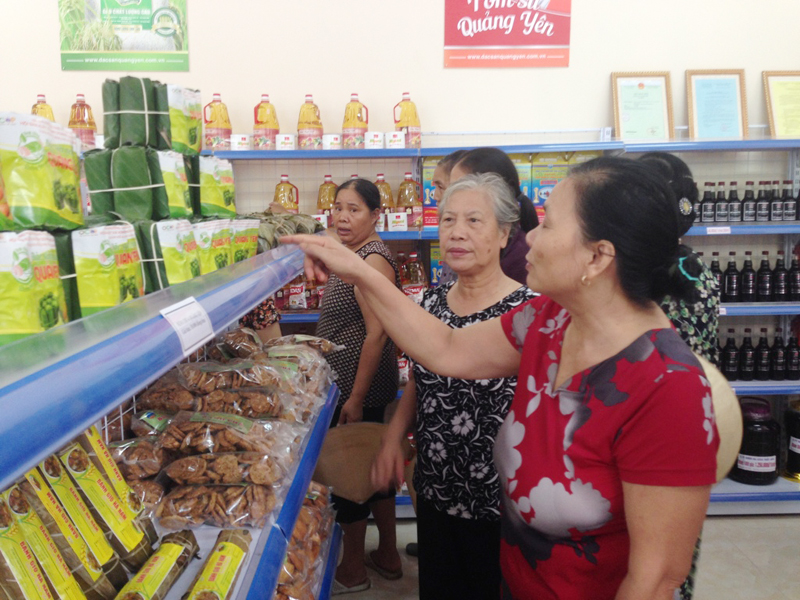 Người dân tham quan các sản phẩm bày bán tại Trung tâm OCOP Quảng Yên. Ảnh: Thùy Dương (CTV)