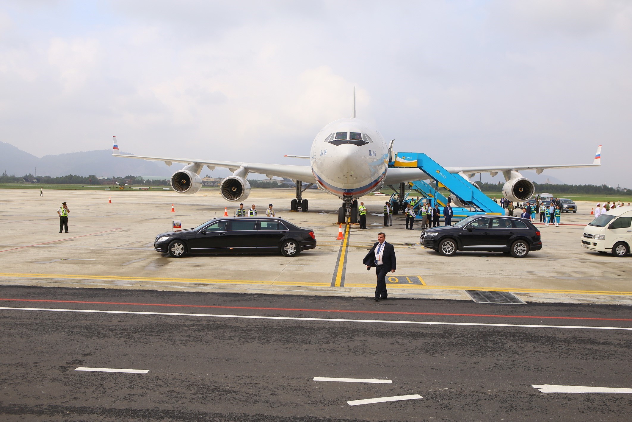 Chuyên cơ chở Tổng thống Nga Vladimir Putin đến sân bay Đà Nẵng.