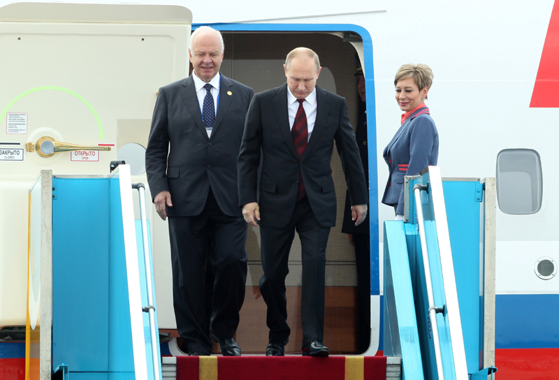 Tổng thống Nga V. Putin rời khỏi chuyên cơ.