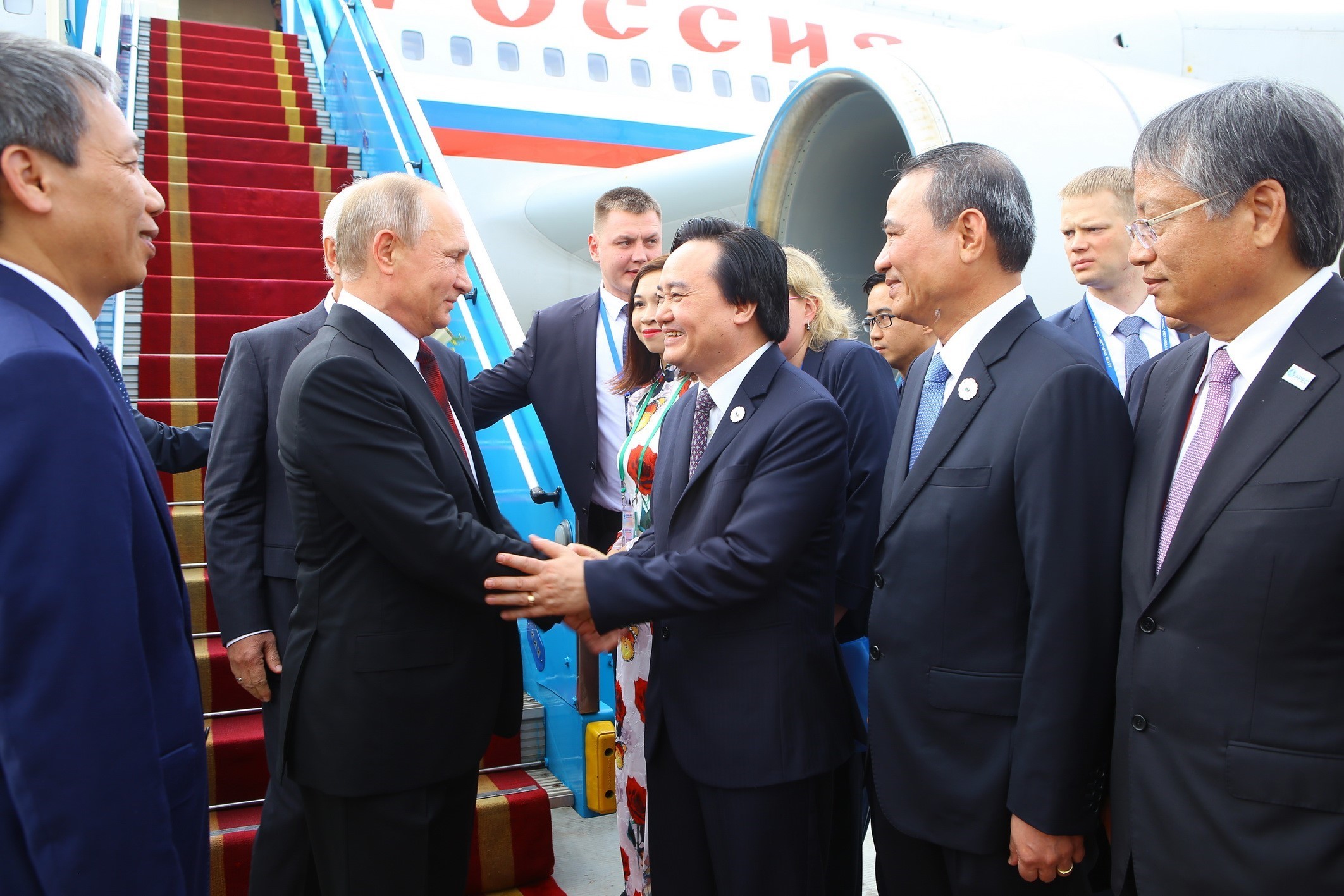Tổng thống Vladimir Putin bắt tay các quan chức Việt Nam ra đón đoàn.