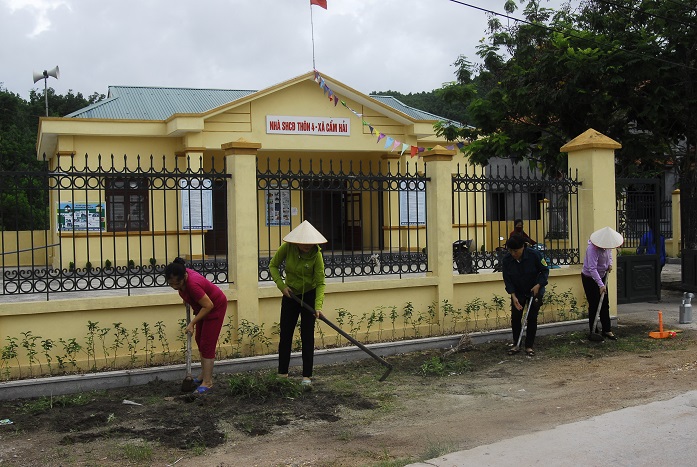 Hội viên phụ nữ xã Cẩm Hải(TP Cẩm Phả) ra quân dọn vệ sinh dọc tuyến đường thôn 4 - thôn điểm thực hiện xây dựng thôn kiểu mẫu của xã