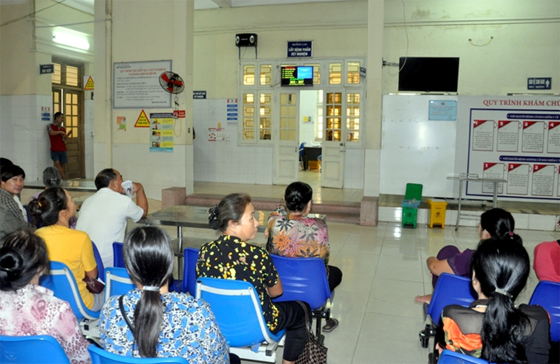 Người dân chờ đến lượt vào KCB tại Bệnh viện Đa khoa tỉnh.