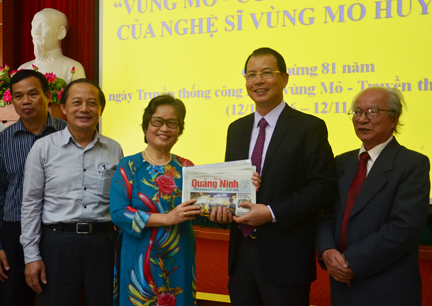 Nghệ sĩ Đặng Huỳnh Thái và gia đình tặng tư liệu về bộ phim trên Báo Quảng Ninh Cuối tuần cho lãnh đạo TKV.