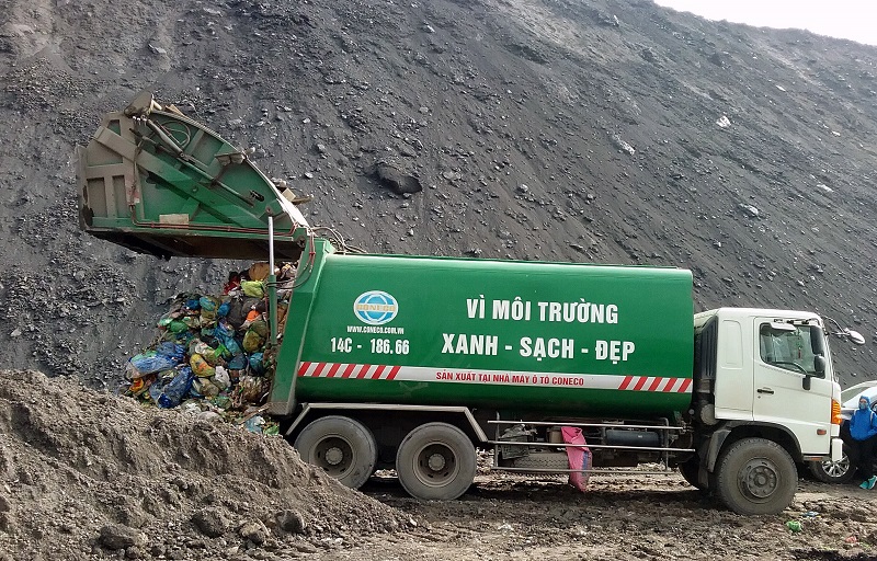 Phát hiện xe của Công ty cổ phần Đầu tư và phát triển môi trường đô thị Quảng Ninh chở rác thải sinh hoạt vào khu vực khai trường số 14 của Công ty cổ phần Than Núi Béo (Tập đoàn Công nghiệp Than - Khoáng sản Việt Nam) đổ.