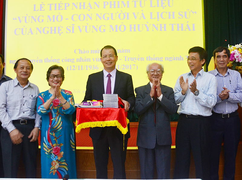 Gia đình nghệ sĩ Đặng Huỳnh Thái trao tặng bộ phim cho TKV.