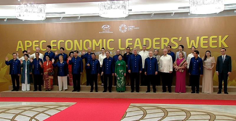 Các nhà lãnh đạo chụp ảnh lưu niệm trong trang phục APEC Việt Nam 2017.