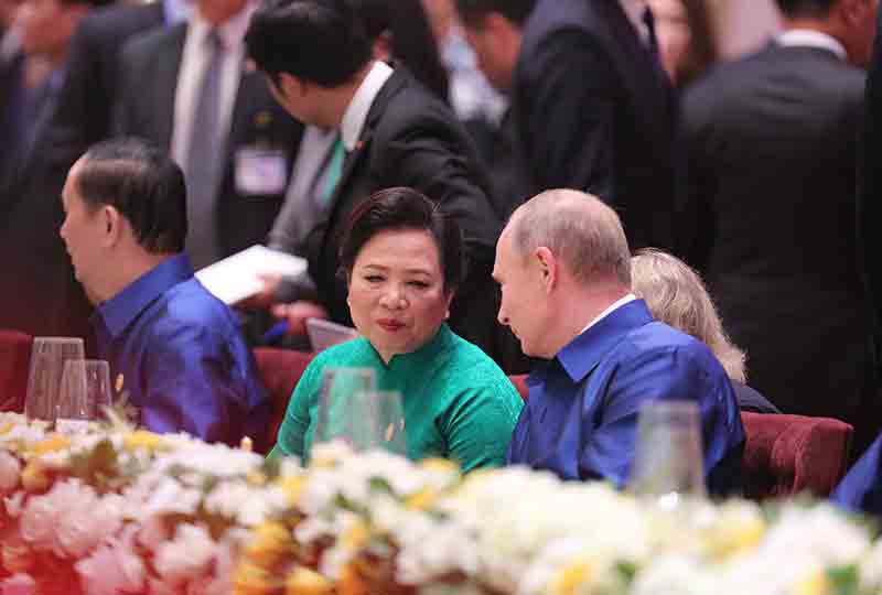 Tổng thống Nga Vladimir Putin và Phu nhân Chủ tịch nước Trần Đại Quang tại buổi tiệc chiêu đãi.