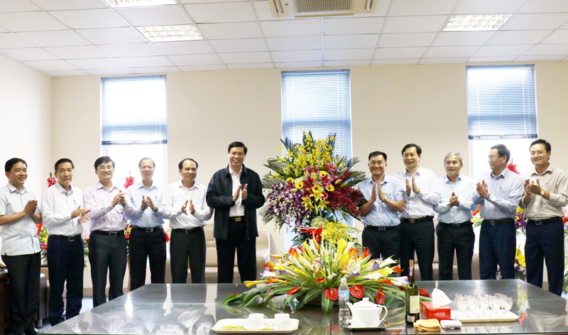Chủ tịch UBND tỉnh Nguyễn Đức Long tặng hoa chúc mừng Tập đoàn TKV