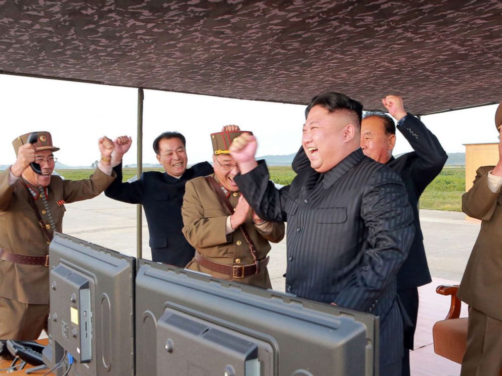 Nhà lãnh đạo Triều Tiên Kim Jong-un (giữa) vui mừng sau một lần phóng thử tên lửa Hwasong-12. Ảnh: KCNA