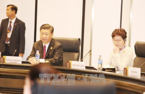 Chủ tịch Trung Quốc Tập Cận Bình (bên trái) và Trưởng đoàn Hong Kong-Trung Quốc, bà Lâm Trịnh Nguyệt Nga tại Phiên họp kín thứ nhất với chủ đề “Tăng trưởng sáng tạo, phát triển bao trùm và việc làm bền vững trong kỷ nguyên số”. Ảnh: TTXVN
