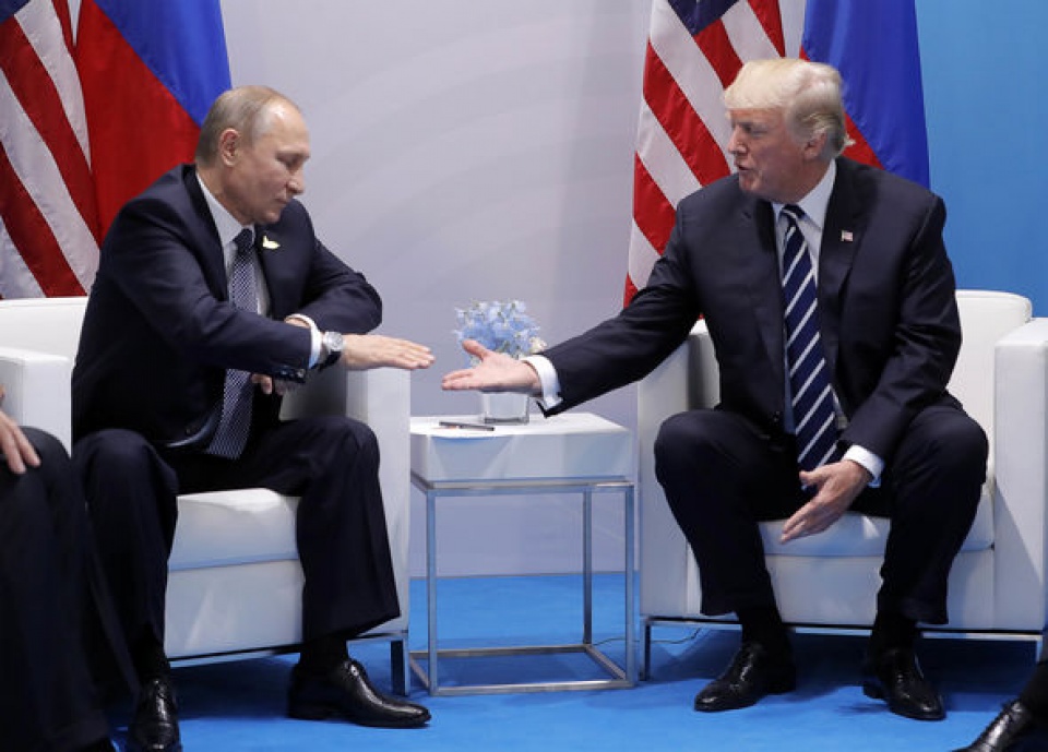 Tổng thống Nga Vladimir Putin gặp người đồng cấp Mỹ Donald Trump bên lề Hội nghị thượng đỉnh G20, tháng 7/2017. (Nguồn: Getty Images)