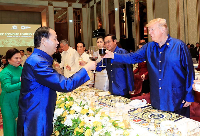 Tổng thống Donald Trump, Tổng thống Putin và các lãnh đạo APEC đã mặc chiếc áo tơ tằm đặc biệt dự tiệc chiêu đãi tối 10/11 tại Đà Nẵng