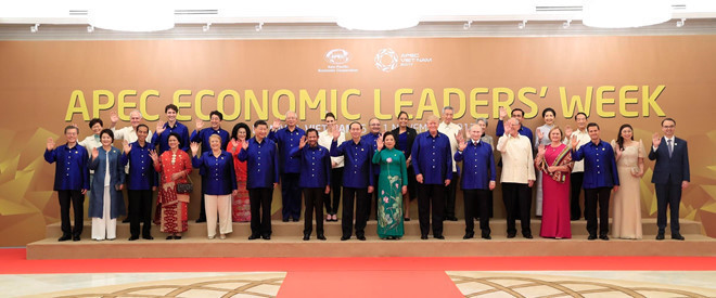  Được biết, chiếc áo dành riêng cho lãnh đạo 21 nền kinh tế APEC có 2 màu: trắng ngà và xanh nước biển.
