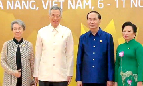 Thủ tướng Singapore Lý Hiển Long (thứ hai từ trái qua) mặc bộ trang phục APEC 2017 màu trắng ngà và phu nhân.