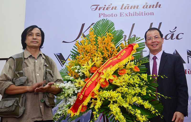 Tổng Giám đốc TKV Đặng Thanh Hải tặng hoa chúc mừng nghệ sĩ nhiếp ảnh Phạm Mạnh Hùng xuất thân từ thợ lò của Công ty Than Mạo Khê.