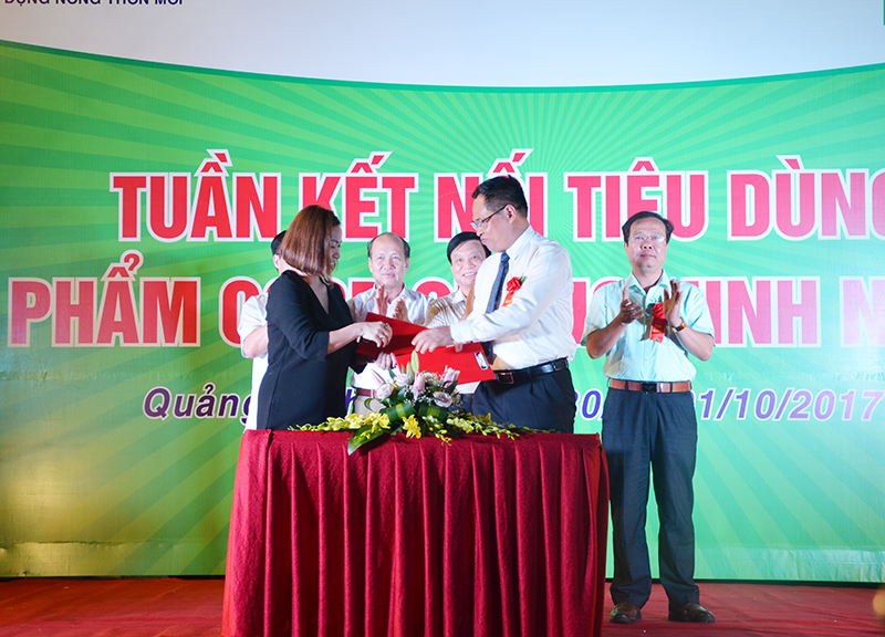 Đại diện Tập đoàn Centre Group Việt Nam và Sở Công Thương ký kết biên bản ghi nhớ hỗ trợ tiêu thụ sản phẩm trong hệ thống Big C cả nước