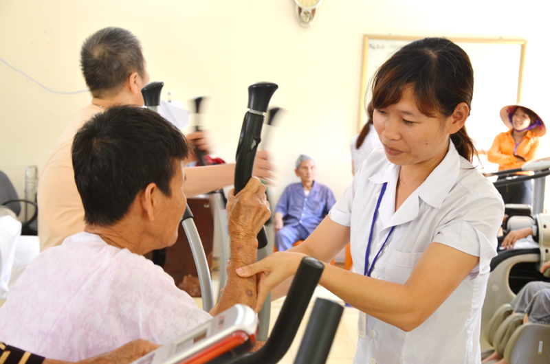 Hoạt động chăm sóc sức khỏe cho người già đang được nuôi dưỡng tại Trung tâm Bảo trợ xã hội tỉnh