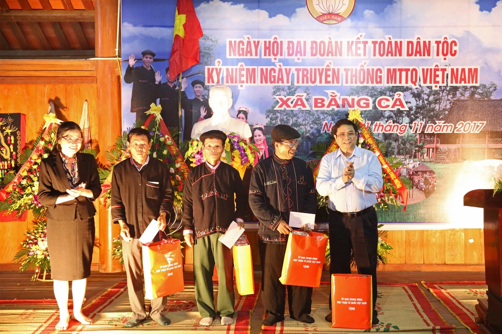 Đồng chí Phạm Minh Chính tặng quà cho các hộ dân tại xã Bằng Cả.