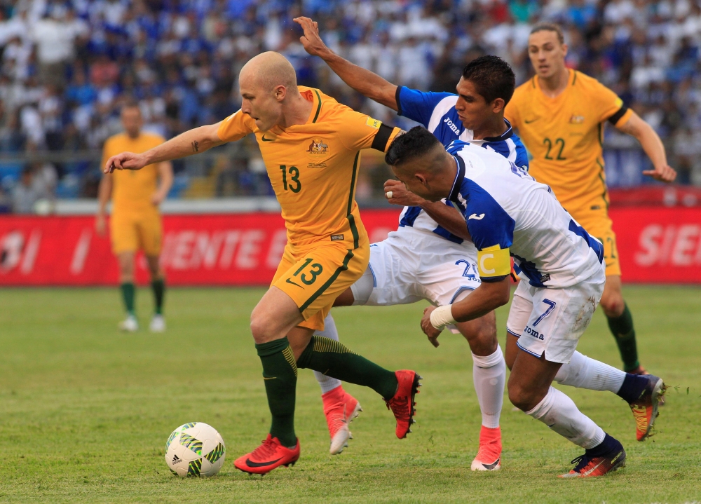  Một pha bóng trong trận Úc (áo vàng) hòa Honduras 0-0 sáng 11-11 (giờ VN). Ảnh: REUTERS